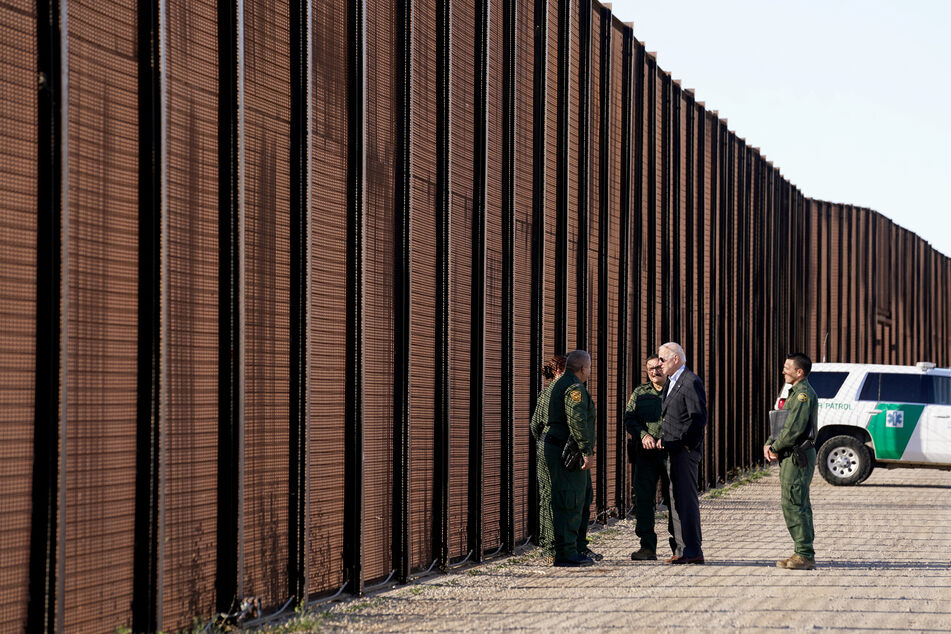 Biden visited the border fence in El Paso and spoke to border patrol officers.