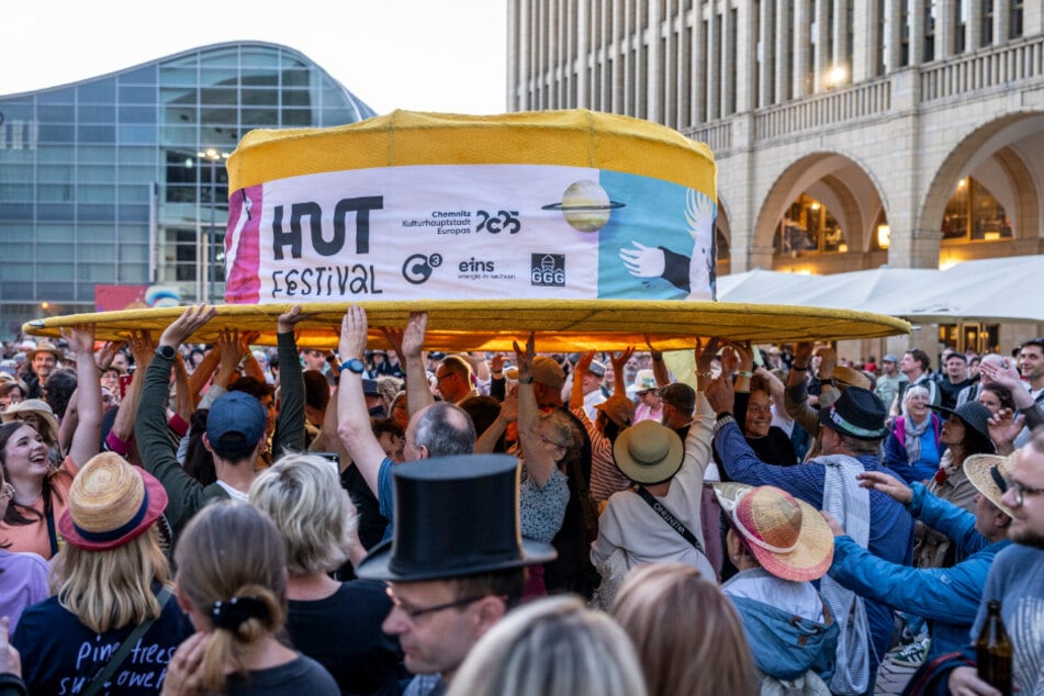 Bereits zur Eröffnung des Hutfestivals am Freitag zog es viele in die Innenstadt.