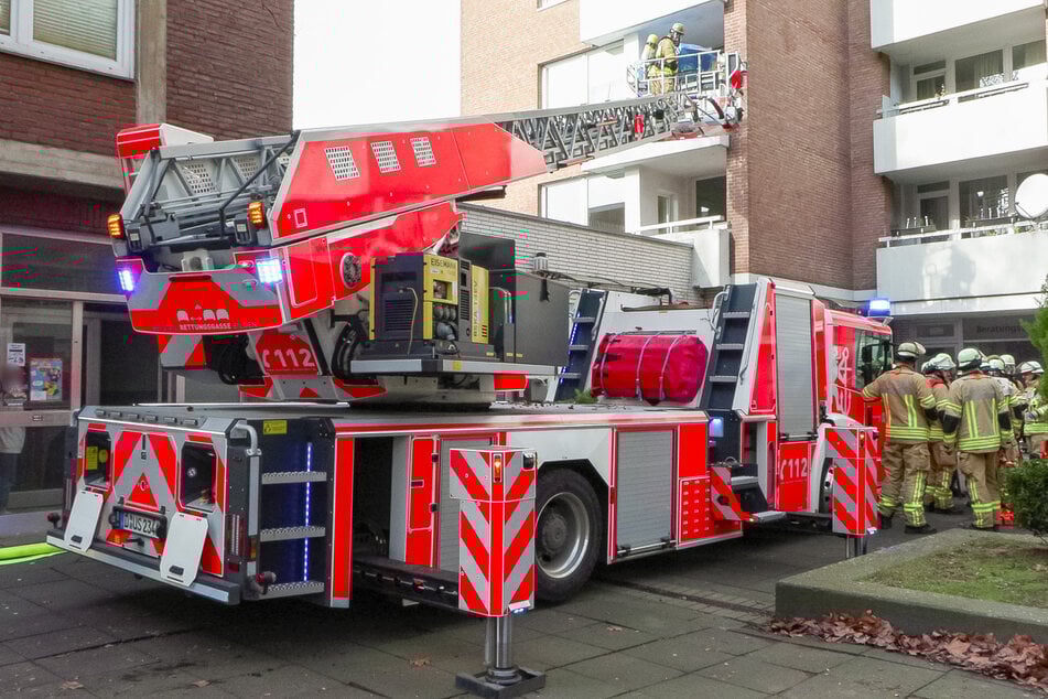 Die Feuerwehr war mit zahlreichen Kräften im Einsatz und rettete 18 Bewohner von ihren Balkonen.