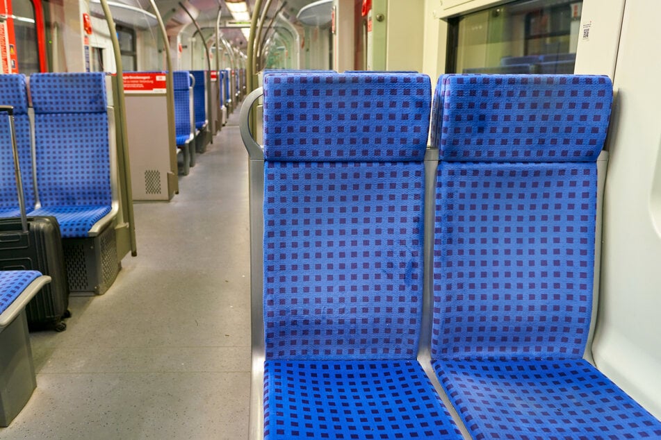 In der S3 wurde ein 40-Jähriger von zwei Männern mehrfach ins Gesicht geschlagen. (Symbolbild)