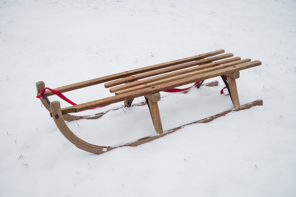 Mit einem Schlitten fuhren die Mädchen über eine Skipiste und stürzen ab. (Symbolbild)