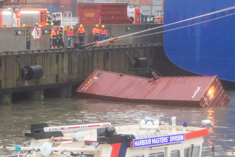 Container über Bord! Kniffliger Einsatz im Hamburger Hafen