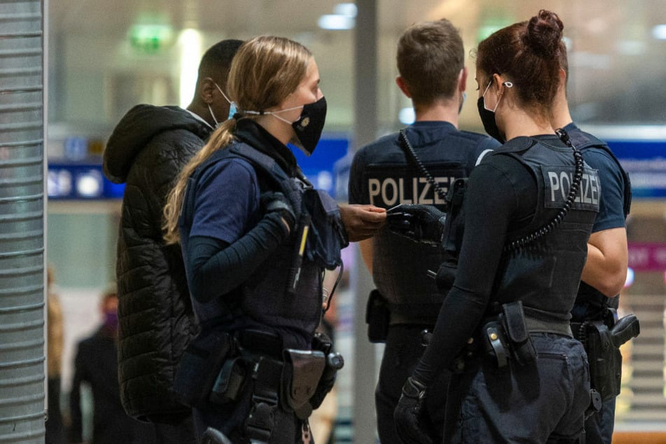 Die Bundespolizei hat rund 51.000 Mitarbeiter und ist unter anderem für die Sicherheit an Flughäfen und Bahnhöfen zuständig. Aktuell befinden sich mehr als 1100 Beamte in Quarantäne.