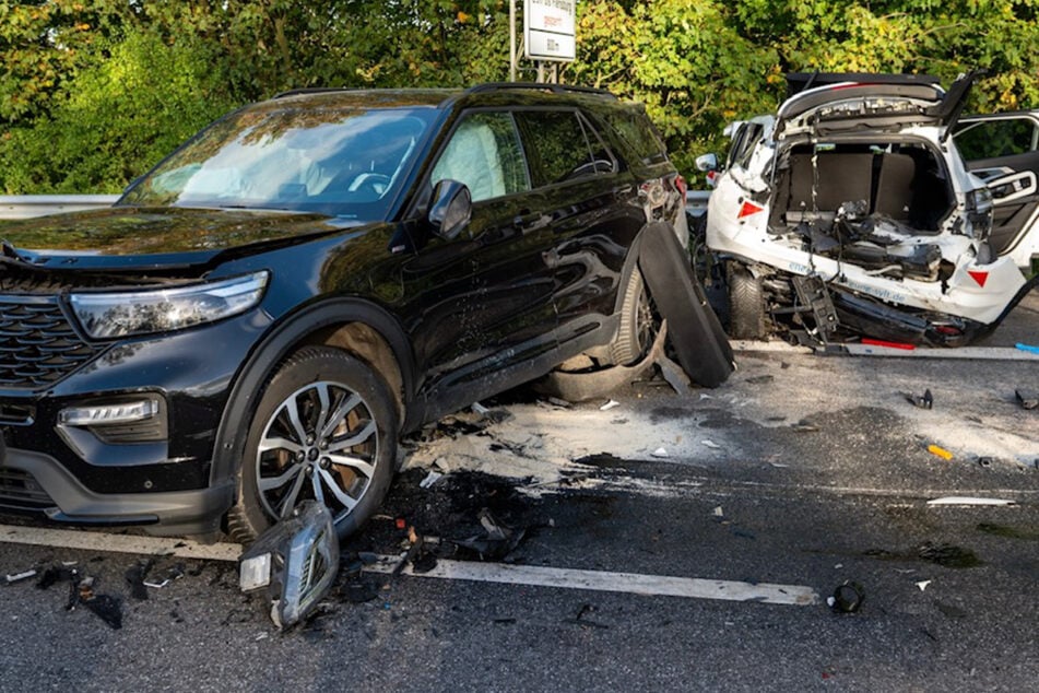Unfall A7: Schwerer Unfall auf A7 fordert neun Verletzte: Autobahn gesperrt