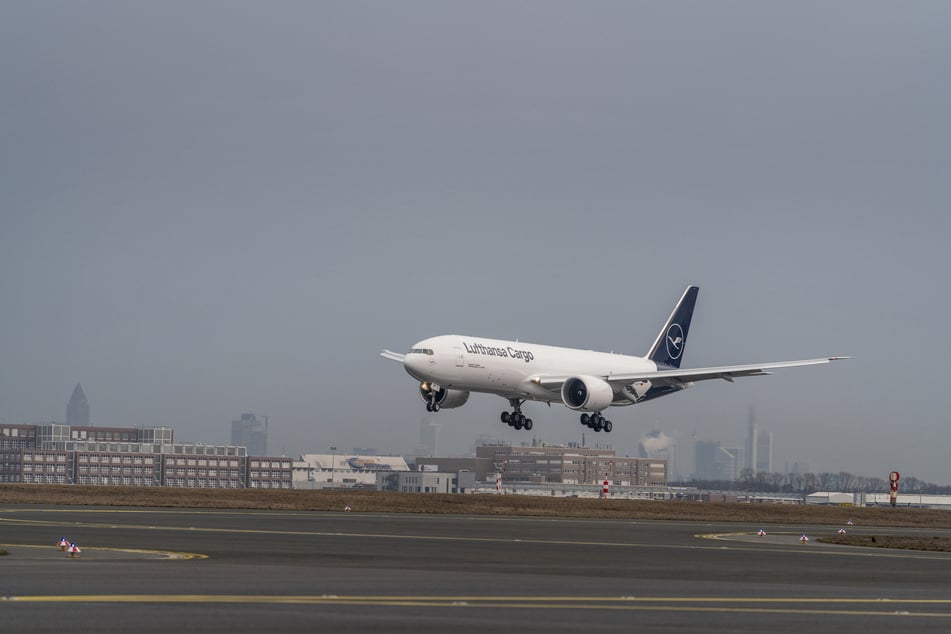 Eine Boeing 777F der Lufthansa Cargo flog in der Nacht auf Sonntag außerplanmäßig nach New York. (Symbolfoto)