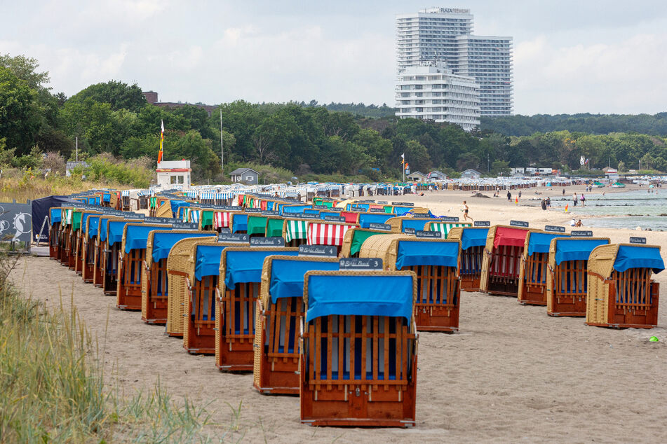 Direkt zum Beginn der Sommerferien in NRW hat das Wetter am Urlaubsziel Ostsee wie hier in Timmendorfer Strand auf kühl und nass umgeschwenkt.