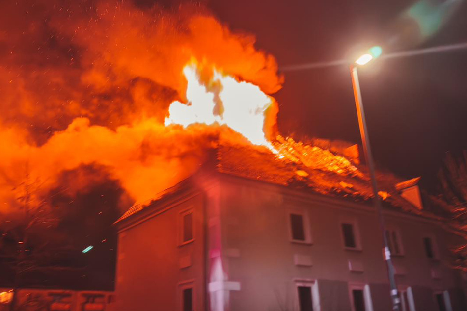 Bei einem Hausbrand am Montagabend in Bitterfeld entstand ein Sachschaden von mehr als 60.000 Euro.