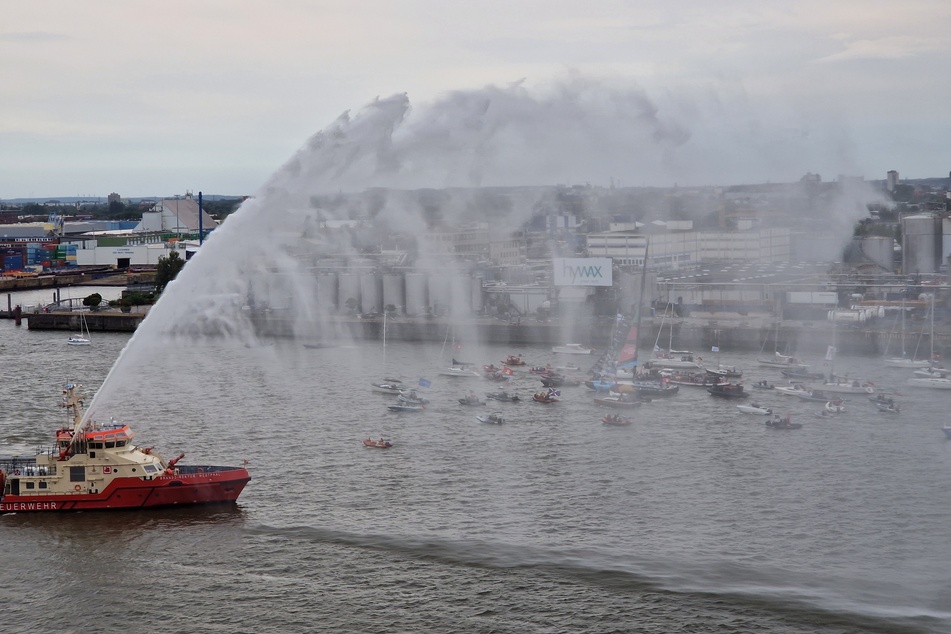 Die Feuerwehr Hamburg begrüßt die Flotte mit einem Wasserspiel.