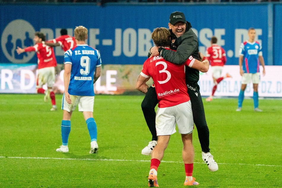 Pele Wollitz (60, mit Cap) außer Rand und Band. Der Cottbus-Trainer bleibt der Rostock-Schreck.