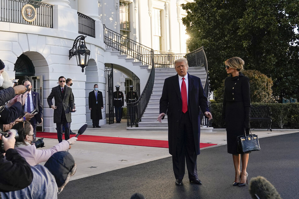 Am Morgen der Amtseinführung des designierten US-Präsidenten Biden (78) wenden sich Donald Trump (74) und seine Frau Melania (50) beim Verlassen des Weißen Hauses an, die wartenden Medienvertreter.