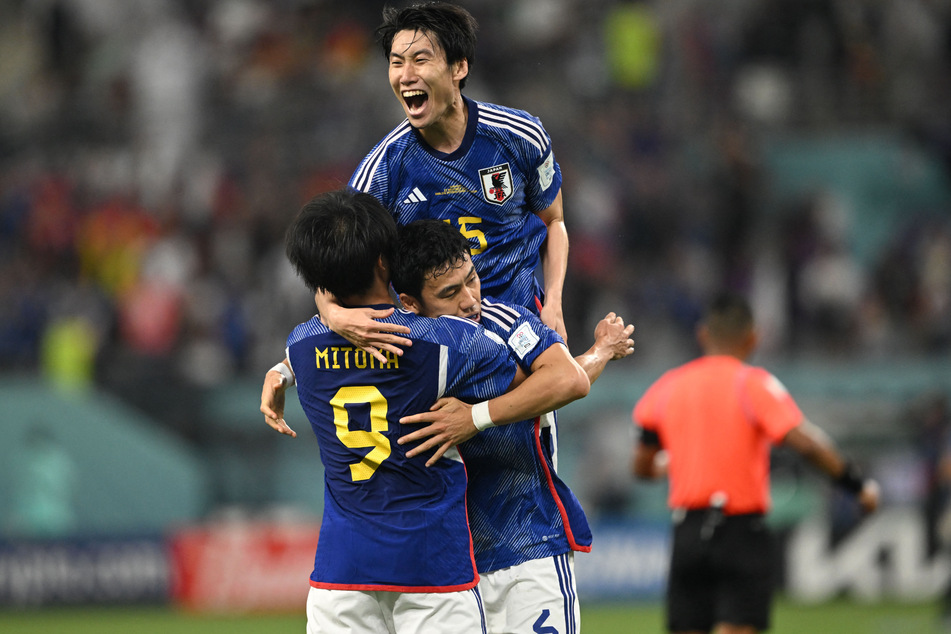 Die japanischen Spieler freuen sich nach dem WM-Sieg gegen die deutsche Mannschaft.