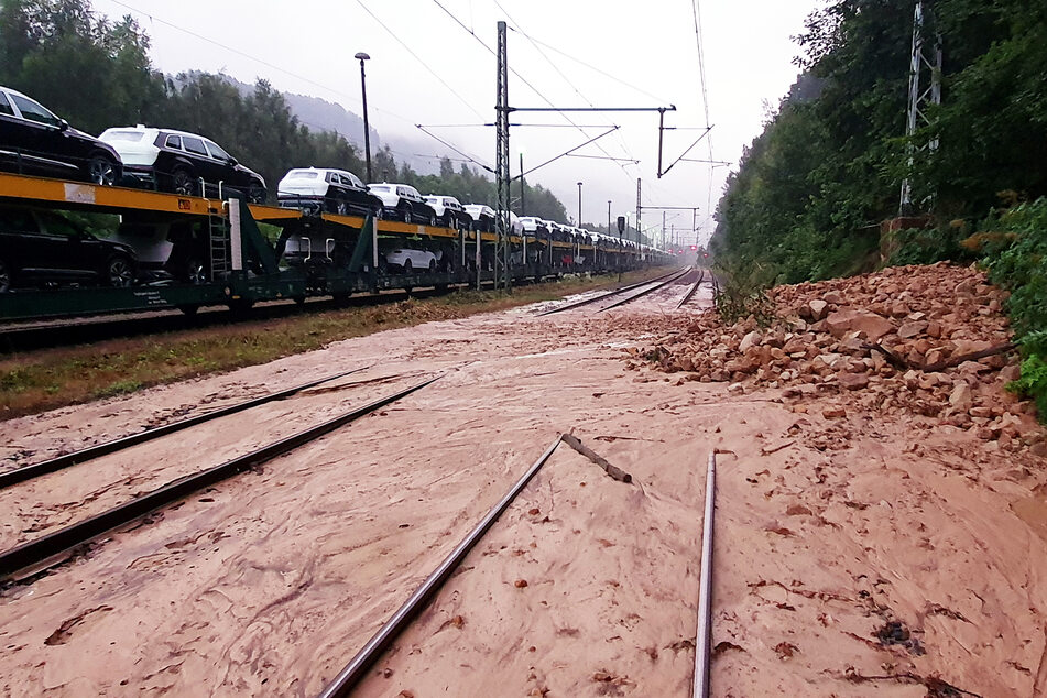 Diese Überschwemmung in der Sächsischen Schweiz macht den Zugverkehr an der Grenze zu Tschechien unmöglich.