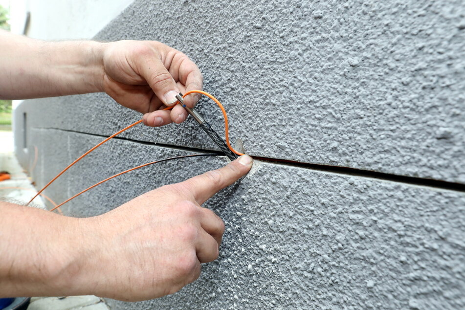 Elektroden werden direkt ins Mauerwerk gelegt.