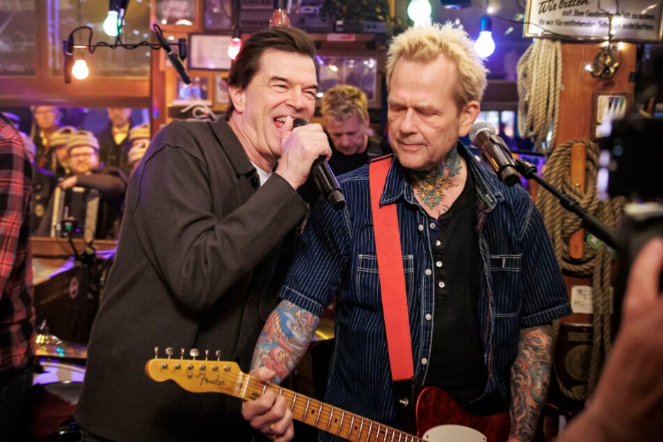 Die "Toten Hosen" geben in der Hamburger Kneipe "Zum Schellfischposten" einen Song aus ihrem aktuellen Album zum Besten.