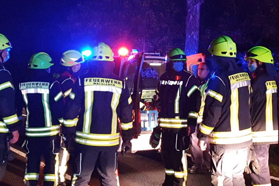 Feuerwehrleute an der Unfallstelle.