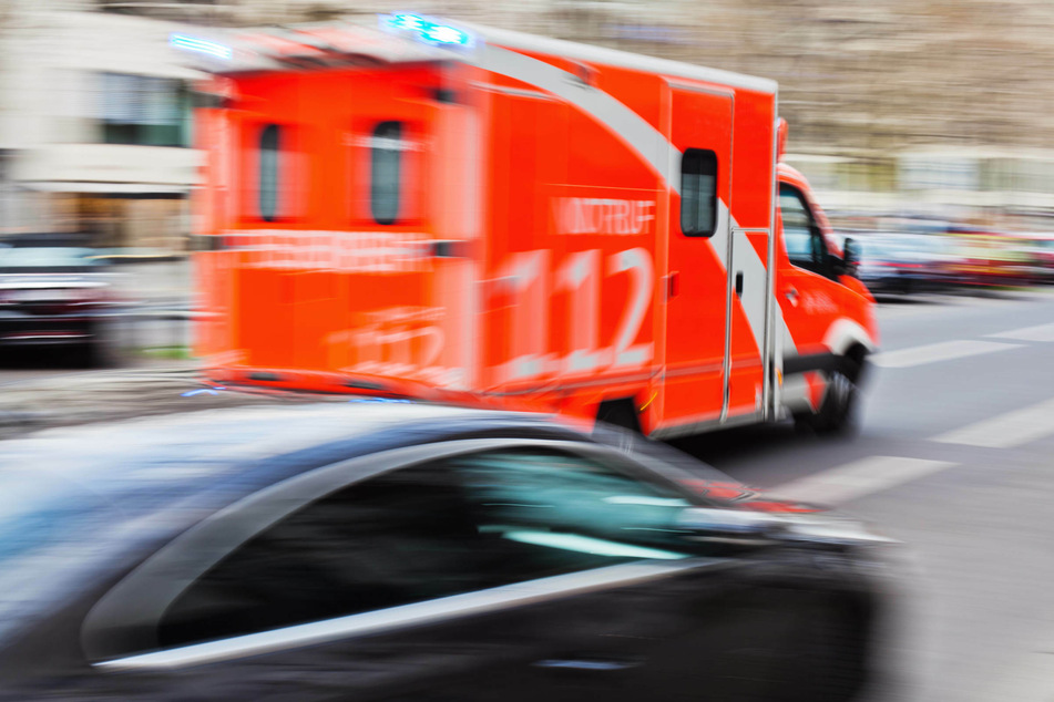 Kleinkind läuft auf die Straße und wird von Autofahrer erfasst