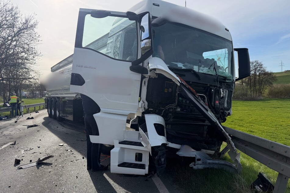 Der Fahrer des Tanklasters musste in eine Klinik gebracht werden.