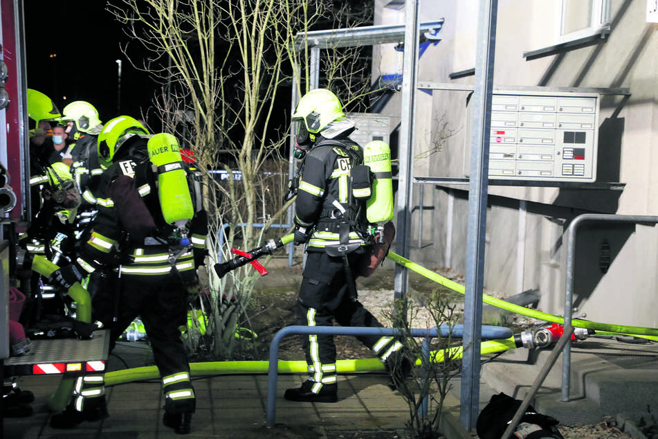 Feuerwehreinsatz in der Paul-Bertz-Straße: Offenbar hatte eine vergessene Zigarette einen Wohnungsbrand ausgelöst.