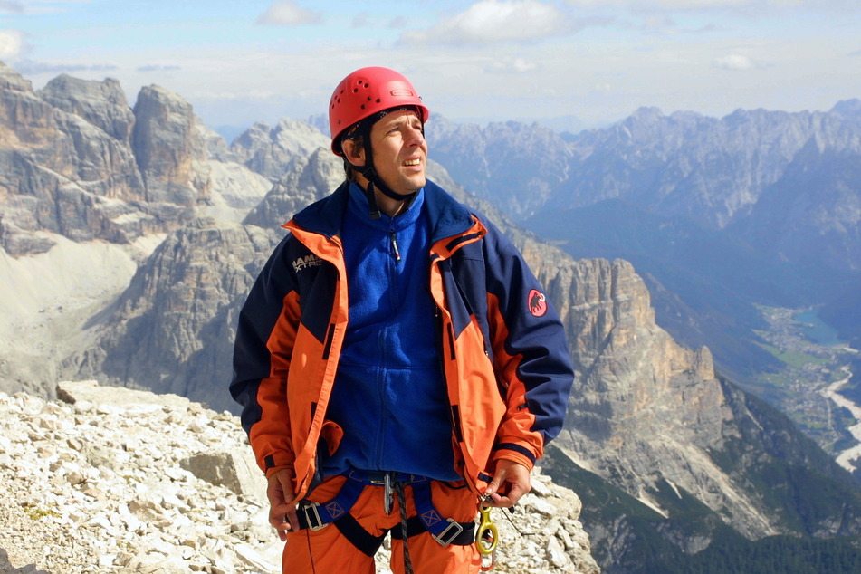 So kennt ihn jeder Bergsport-Fan: "BIWAK"-Moderator Thorsten Kutschke (50) bei Dreharbeiten auf der Großen Zinne in den Dolomiten.