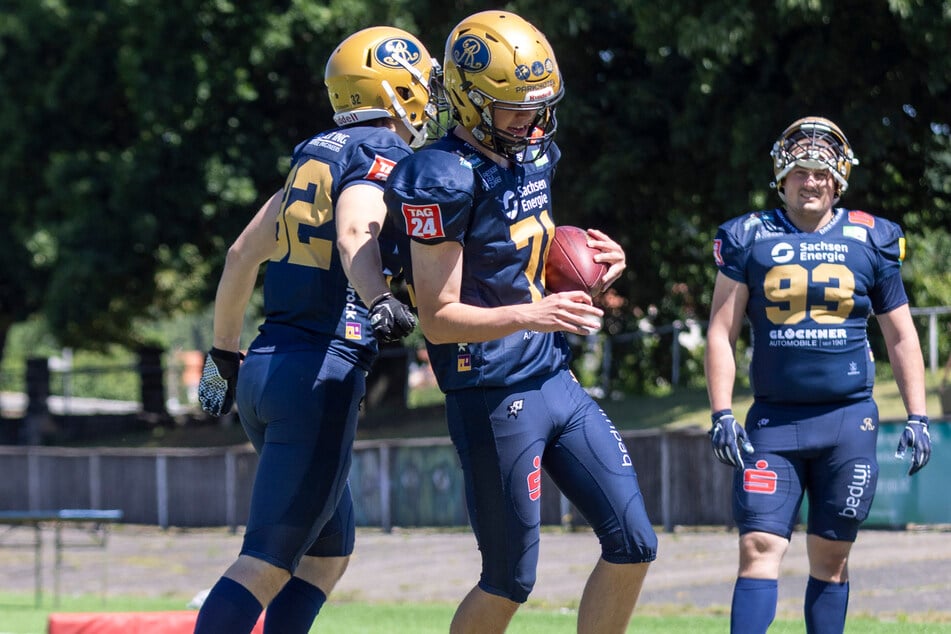 Da läuft sich unser Reporter Benjamin Schön (22, v.) tatsächlich frei und schafft es, den Ball zu fangen.