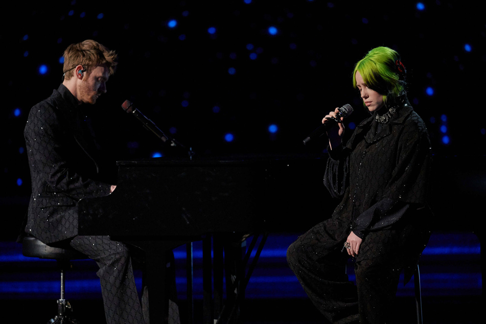 Billie Eilish (r.) and brother Finneas O'Connell (l.), who produces and writes much of her music.