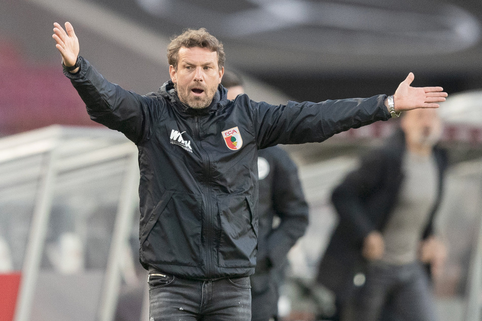 Augsburgs Trainer Markus Weinzierl gestikuliert