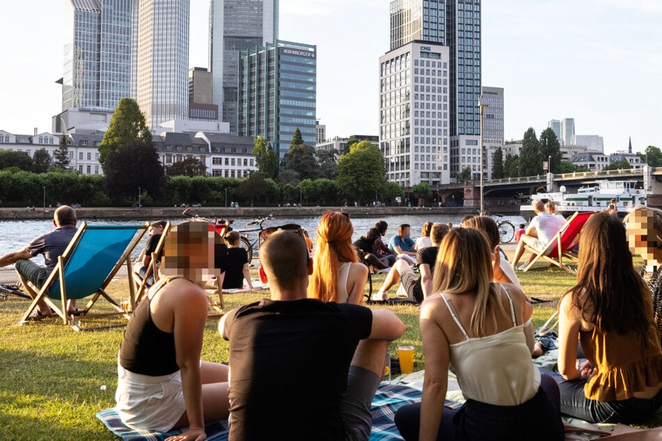 Der Montag in Frankfurt und Hessen wird ein heiterer und warmer Sommertag, doch am Abend zieht Regen herauf. (Archivbild)