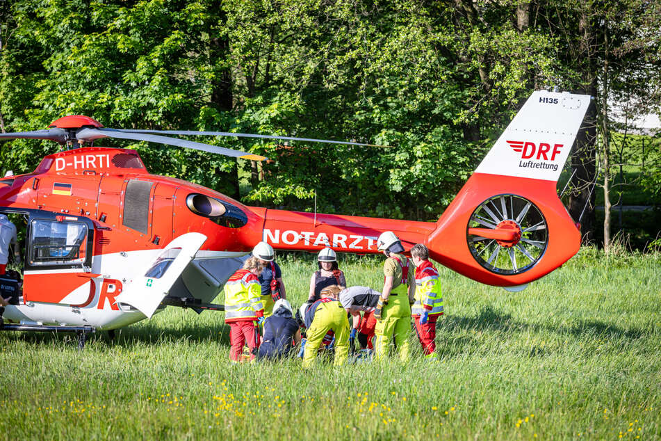 Ein Rettungshelikopter brachte den 86-jährigen Beifahrer ins Krankenhaus, nachdem er aus dem Wageninneren befreit worden war.