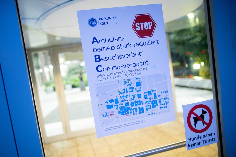 Ein Schild am Uniklinikum Köln.