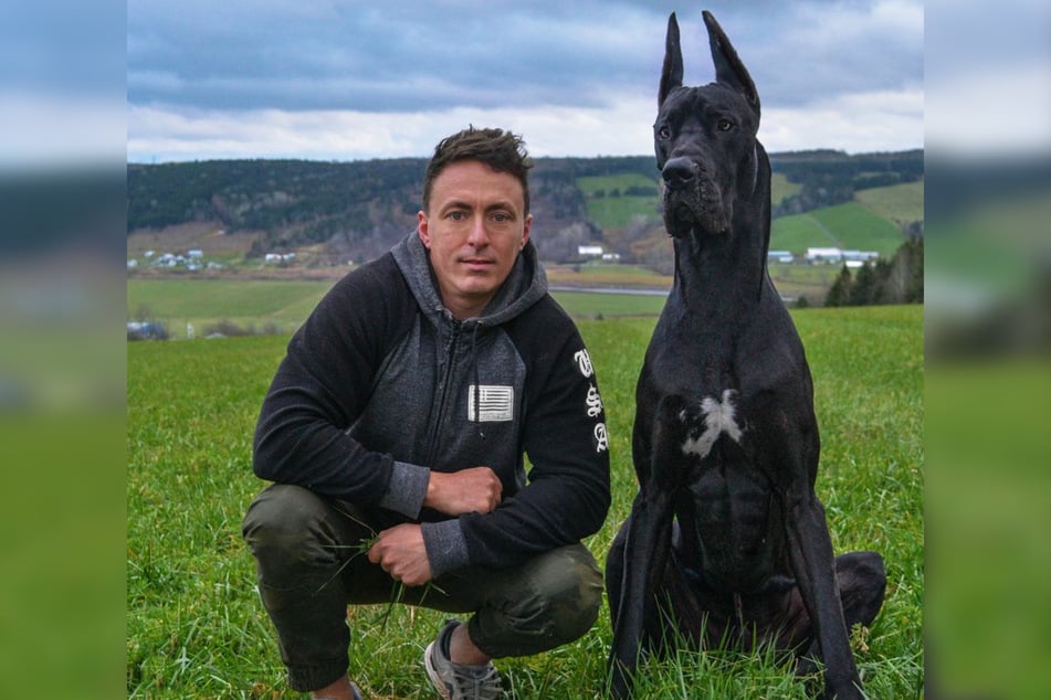 Enzo und Danny Lemay hocken auf einer Wiese.