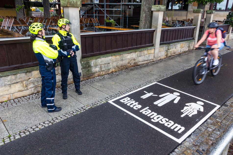 Die Piktogramme sind spürbar dick beim Überfahren und von weitem sichtbar. Auch die Polizei ist Teil der Kampagne für mehr Sicherheit am Elberadweg.