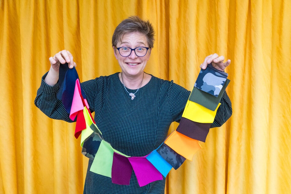 Die Schneiderin ist stolz, dass sie mittlerweile insgesamt 350 verschiedene Farbkombinationen anbieten kann.