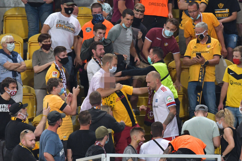 Toni Leistner (weißes Trikot) stürmte nach der Pleite auf die Tribüne und legte sich mit einem Dynamo-Fan an.