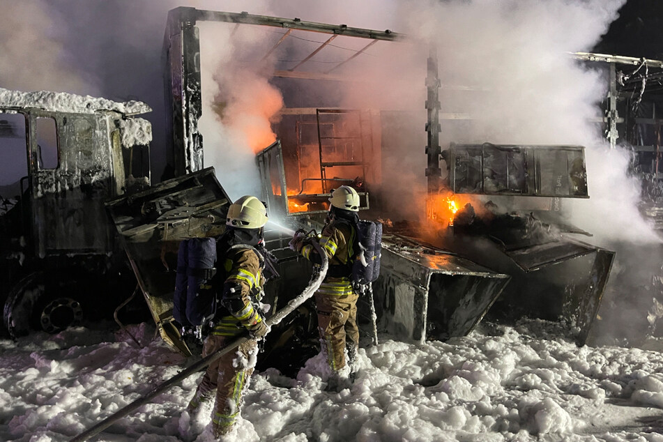 Die Feuerwehr kämpfte mit Schaum gegen den brennenden Lastwagen auf der A9.