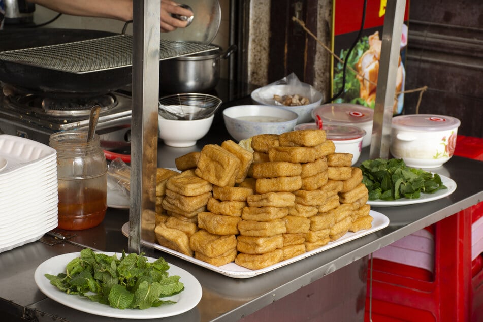 Ever tried fried tofu with vegetables and sweet sauce? About time you did!