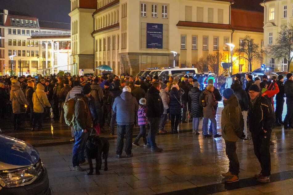 Corona-Leugner "spazieren" trotz Verbots: Demos in vielen Städten Sachsens