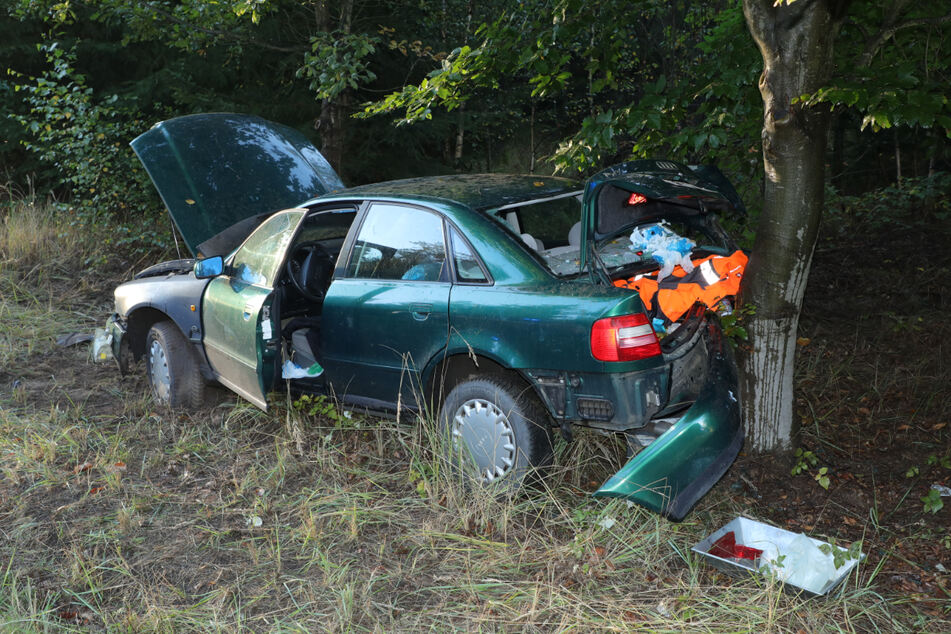 Der Audi knallte mit dem Heck voraus gegen einen Baum.