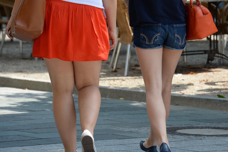 Das heimliche Fotografieren oder Filmen unter den Rock einer Person - Upskirting genannt - ist strafbar! (Symbolbild)
