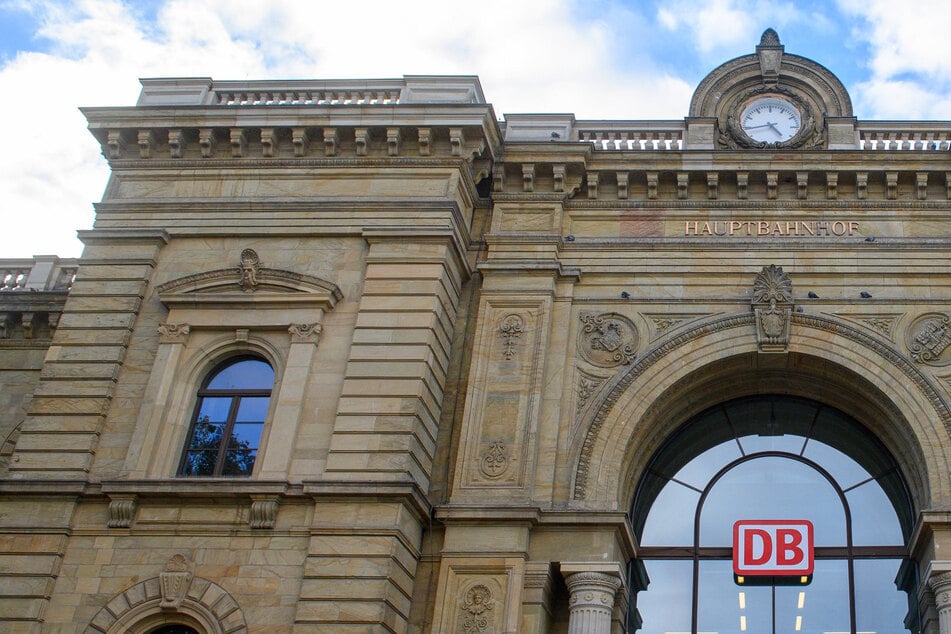 Cola-Flasche, Spucke und Müll: Aggressiver Mann sorgt am Hauptbahnhof für Ärger