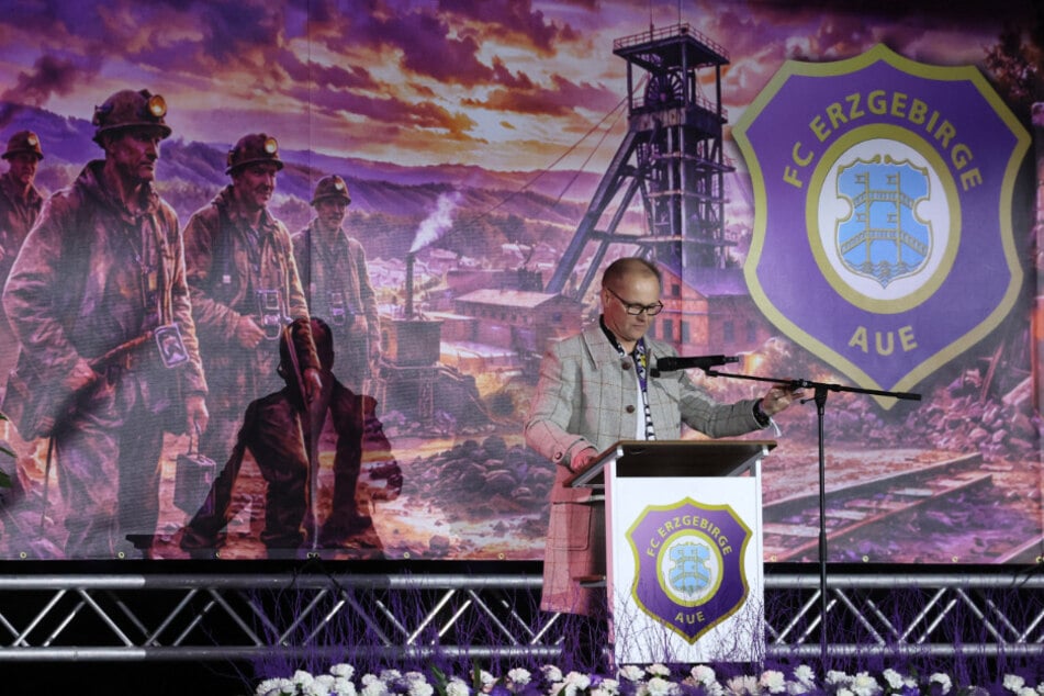 FCE-Präsident Thomas Schlesinger hielt die Festrede und schwor die Fans auf die restlichen Spiele und dem harten Weg zum Klassenerhalt ein.