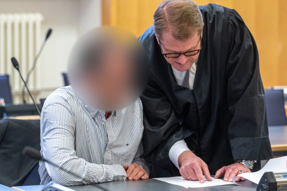 Der Angeklagte (l.) spricht im Verhandlungssaal des Landgerichts mit seinem Verteidiger Jan Bockemühl.
