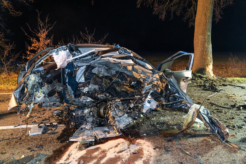 Das Unfallfahrzeug ist nahezu komplett zerstört.