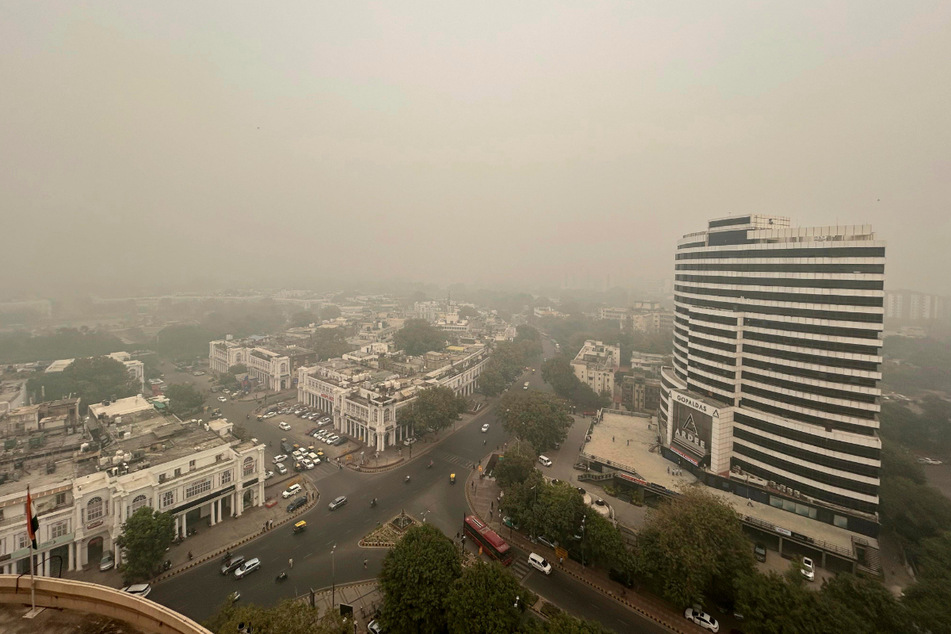 Smog hängt über der Skyline von Delhi. Die Behörden haben am Freitag die Grundschulen geschlossen und umweltschädliche Fahrzeuge sowie Bautätigkeiten verboten.