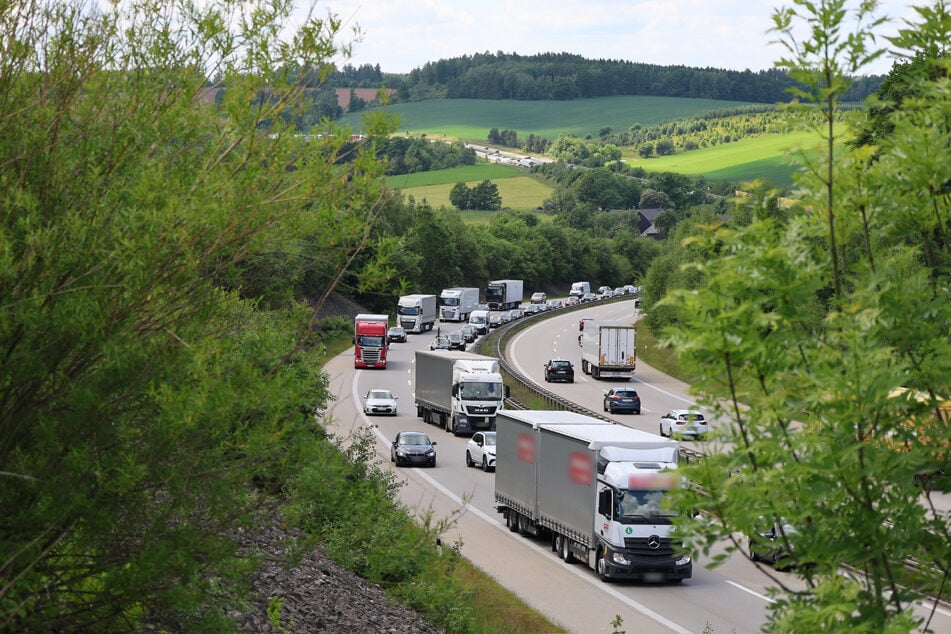 Durch den Brand musste die A72 in Richtung Chemnitz gesperrt werden. Es bildete sich Stau.