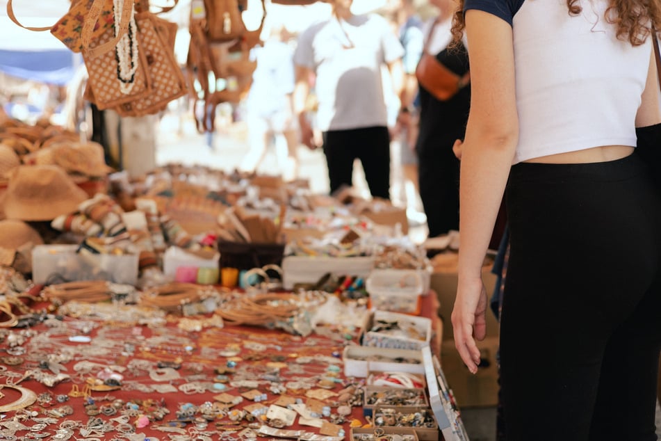 Auf dem Flohmarkt warten zahlreiche handgemachte Schätze darauf, entdeckt und gekauft zu werden. (Symbolfoto)