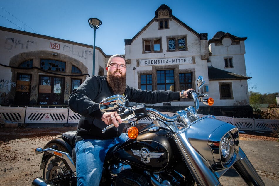 Harley-Verkaufsleiter David Fröhlich (36) steht bald im ehemaligen Bahnhof Mitte hinterm Tresen.