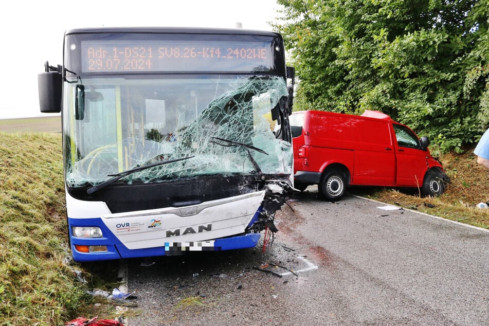 Auch am Linienbus entstand vor allem im vorderen Bereich erheblicher Sachschaden.