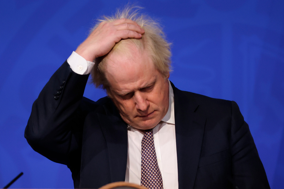 Der britische Premier Boris Johnson (57) rauft sich angesichts der neuen Corona-Mutante die Haare.