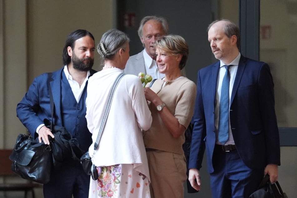 Christina Block (2.v.r.) bekam vor Beginn des 48. Verhandlungstages von einer Frau Blumen überreicht - offensichtlich ein Geburtstagsgeschenk.