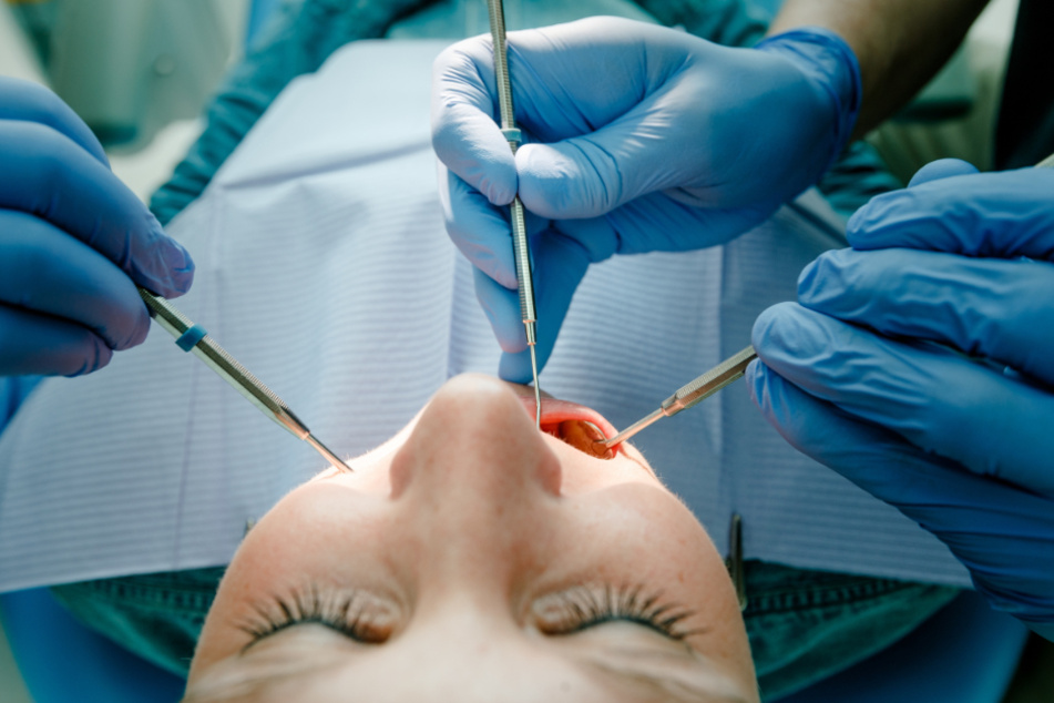 Die Behandlung beim Zahnarzt ist größtenteils untersagt.
